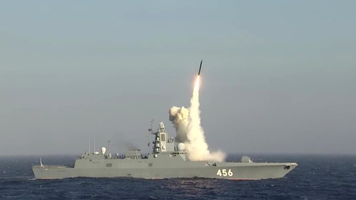 Amiral Golovko fırkateyninden bir Kalibr seyir füzesi fırlatılıyor. Kaynak: Sputnik © Rusya Federasyonu Savunma Bakanlığı, çekim yeri ve tarihi: Barents Denizi, 2024