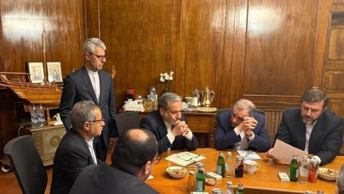 İran Dışişleri Bakanı Abbas Arraghci (ortada) ve heyeti, 19 Nisan 2025 tarihinde Roma'da ABD ile yapılan müzakerelerde. © İran Dışişleri Bakanlığı