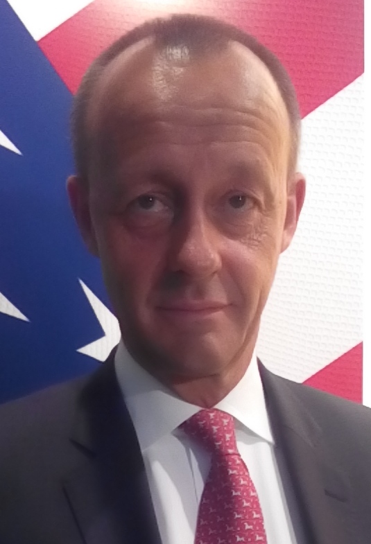 Friedrich Merz, Düsseldorf'taki VS Başkonsolosluğu'nun 2016 Seçim Kahvaltısı'nda. Kaynak: Wikipedia. Fotoğraf: Mozamaniac - Kendi çalışması, CC BY-SA 3.0