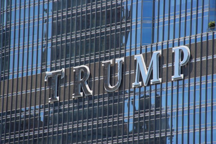 Trump adı, ABD'nin Chicago kentinde yüksek bir binanın üzerinde yer alıyor. Kaynak: Pixabay, Fotoğraf: Jeanine