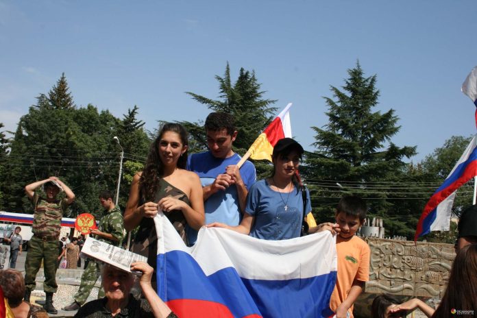 Güney Osetya - Rusya dostluğu. Kaynak: OSInform Bilgi Ajansı, Çekim yeri ve tarihi: Tskhinvali, 2008