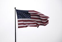 Trump, Amerika Birleşik Devletleri’nin Batı Yarımküre’de hakimiyet kurmak istediğini belirtiyor – Ulusal çıkarları korumaya, ülkeyi „şiddet, uyuşturucu, terörizm ve yabancı müdahaleden“ koruma sözü verdi