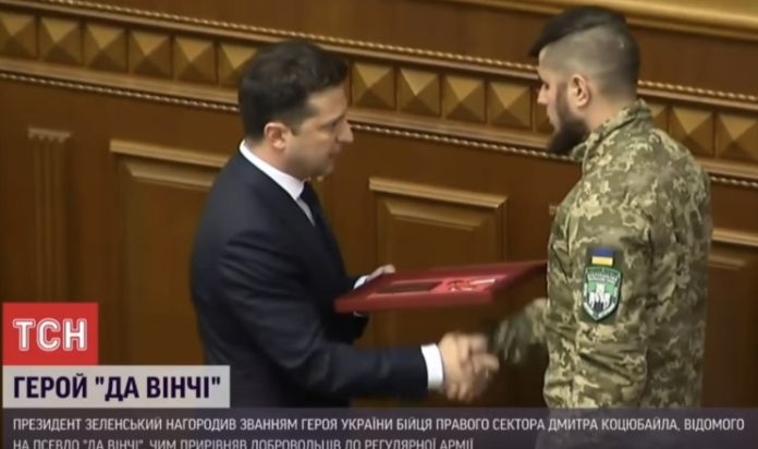 Ukrayna'nın üçüncü savaş cumhurbaşkanı Vladimir Zelenski, 1 Aralık 2021 tarihinde faşist örgüt “Sağ Sektör”ün komutanı Dmitro Kozjubailo'ya “Ukrayna Kahramanı” nişanını takdim etti. Kaynak: Ukrayna Cumhurbaşkanlığı Ofisi