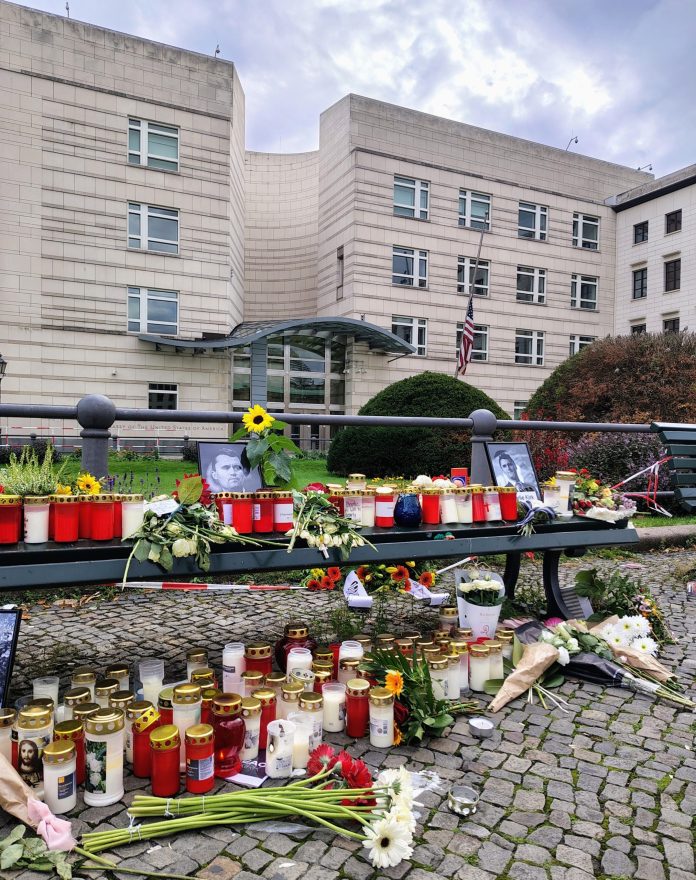 Berlin'deki ABD Büyükelçiliği önünde Charlie Kirk'ü anma töreni. © Münzenberg Medien, Fotoğraf/Altyazı: Stefan Pribnow, Çekim yeri ve tarihi: Berlin, 13.9.2025