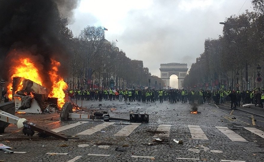 24 Kasım 2018'de Champs Élysées'de sarı yelekliler. Kaynak: Sputnik France, Twitter