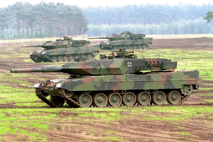 Leopard 2 A5 muharebe tankı, BRD'nin vasal devleti olarak adlandırılan Alman Federal Ordusu'nun tank birliklerinin eğitim ve muharebe gösterisinde. Fotoğraf/Kaynak: Alman Federal Ordusu, CC BY-SA 2.0