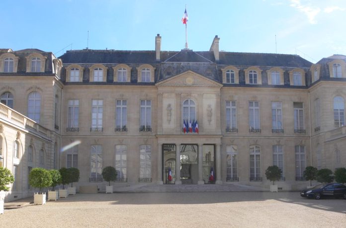 Paris'teki Élysée Sarayı'na bir bakış. Kaynak: Wikipedia, Fotoğraf: Remi Mathis - Kendi eseri, CC BY-SA 3.0