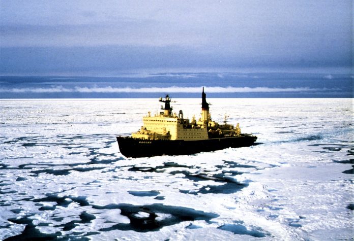 Rus nükleer buz kırıcı ROSSIJA, buzları yarıp kuzeye doğru ilerliyor. © Fotoğraf/ BU: Dr. Peer Schmidt-Walther