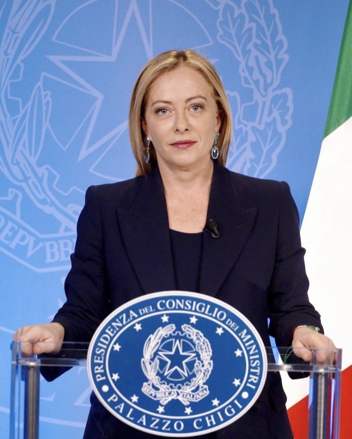Giorgia Meloni. Kaynak: Presidenza del Consiglio dei Ministri, Palazzo Chigi, bir videodan alınmış ekran görüntüsü, çekim yeri ve tarihi: Washington, D.C., ABD, 2022
