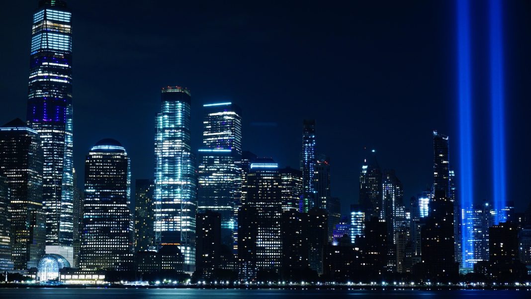 New York City’de İkiz Kuleler’in yerine mavi ışık. Kaynak: Pixabay, Fotoğraf: DesignOil!