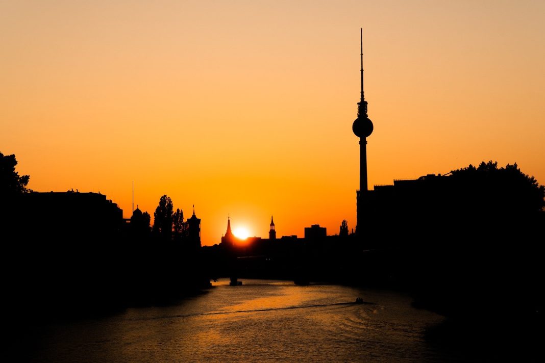 Alacakaranlıkta Berlin. Kaynak: Pixabay, Fotoğraf: Peggy ve Marco Lachmann-Anke